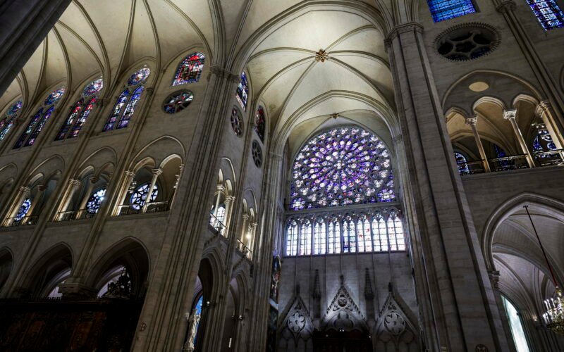 Macron, en Notre Dame tras su restauración: “Habéis transformado el carbón en arte”