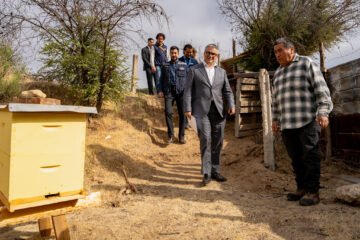 Fondo Nacional de Reconstrucción: Hacienda e INDAP entregan colmenas a pequeños agricultores de la Región de Valparaíso afectados por incendios