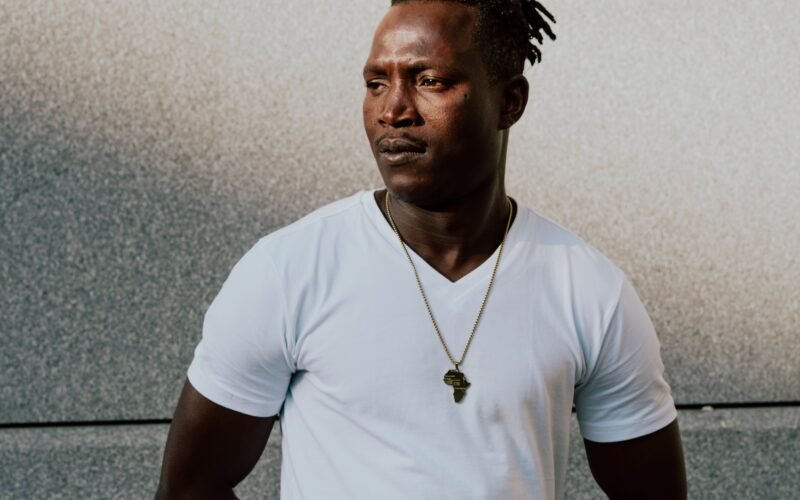Abou Sangaré, el mecánico guineano que conquistó el cine francés: “No me concedieron los papeles hasta que salí en una película”