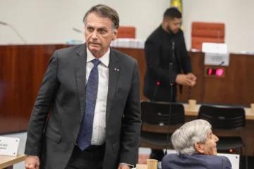 Bolsonaro niega intención de huir y exige revocación de arresto domiciliario