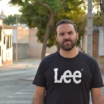 Con “Learn English and Culture with 50 Songs”, el autor sevillano presenta un manual interactivo que une música, vídeo e IA para impulsar el aprendizaje del inglés con contenidos culturales y códigos QR.