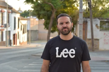 Antonio Fernández García convierte 50 canciones en un método inmersivo para aprender inglés
