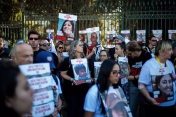 Familiares de rehenes instan a Netanyahu a aceptar propuesta de alto el fuego respaldada por Hamás