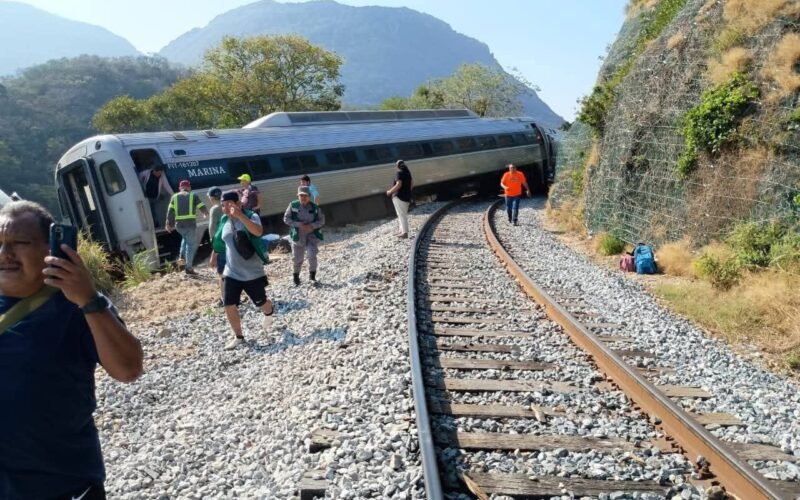 Al menos 13 muertos y 98 heridos tras descarrilamiento de un tren en México