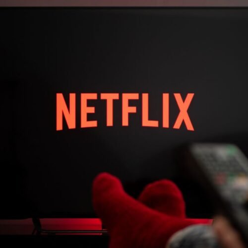 Netflix evalúa reformular su oferta por Warner Bros para pagarla íntegramente en efectivo