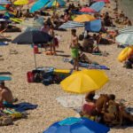 Colillas y plásticos de un solo uso encabezan la basura en playas chilenas, según estudio de Oceana