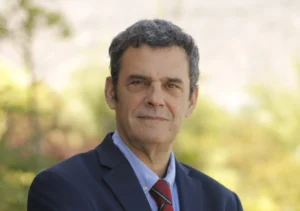 Pedro Anguita cuestiona rol de Contraloría y advierte sobre desinformación y crisis del sistema informativo