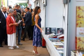 La Feria del Libro de Madrid arranca con el tradicional paseo de la reina Letizia