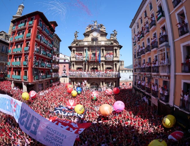 La fiesta gana al calor el 6 de julio en Pamplona con el chupinazo de San Fermín
