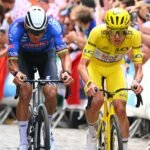 El vídeo del final del Tour más espectacular: Van der Poel despega a Pogacar, aguanta el tirón del pelotón y gana en París