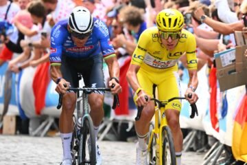 El vídeo del final del Tour más espectacular: Van der Poel despega a Pogacar, aguanta el tirón del pelotón y gana en París