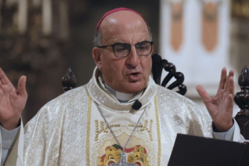 Asuntos de «Dios» llegan a la Justicia: presentan recurso judicial contra cardenal Chomali