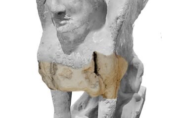 Hallada en Elda una esfinge funeraria romana incrustada en una escalinata