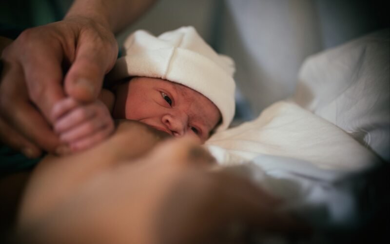 OMS y UNICEF instan a apoyar la lactancia materna para evitar 400.000 muertes infantiles al año