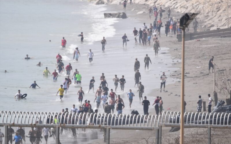 Crisis migratoria en Ceuta: España y Marruecos refuerzan coordinación tras ingreso masivo de miles de personas