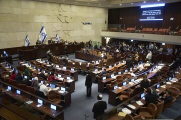 Parlamento israelí aprueba polémica reforma que amplía control del Gobierno sobre medios