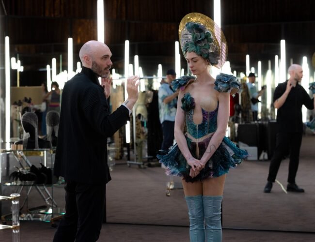 David Lowery, sobre su “muy, muy rara” película: “Quería que Anne Hathaway representara a todas las estrellas del pop que amo”