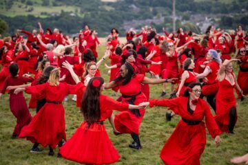 Un mar de rojo en Haworth para celebrar el día de ‘Cumbres borrascosas’