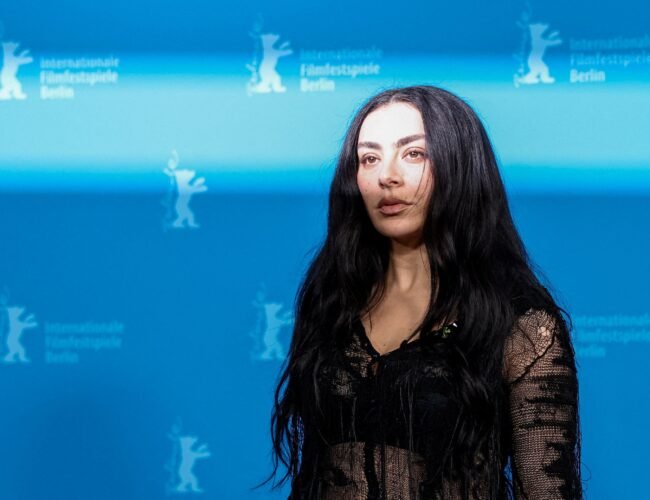 Charli XCX publica su disco más introspectivo: “Brat’ era la fiesta, y ‘Music, Fashion, Film’ es la resaca”