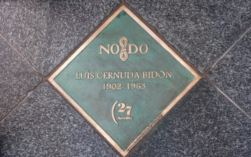 Dos erratas para un poeta: la placa homenaje a Cernuda en Sevilla corregirá sus faltas de ortografía