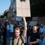 Salida del ministro de Defensa desata protestas en Kiev y otras ciudades de Ucrania