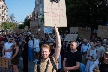 Salida del ministro de Defensa desata protestas en Kiev y otras ciudades de Ucrania