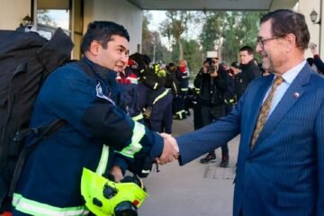Bomberos de Chile localizan con vida a persona atrapada bajo escombros en Venezuela