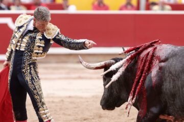 Siguen las orejas baratas, ahora de una voluminosa y muy manejable corrida de Miura