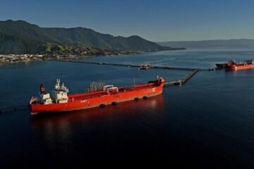Precios del petróleo aumentan más de 4%