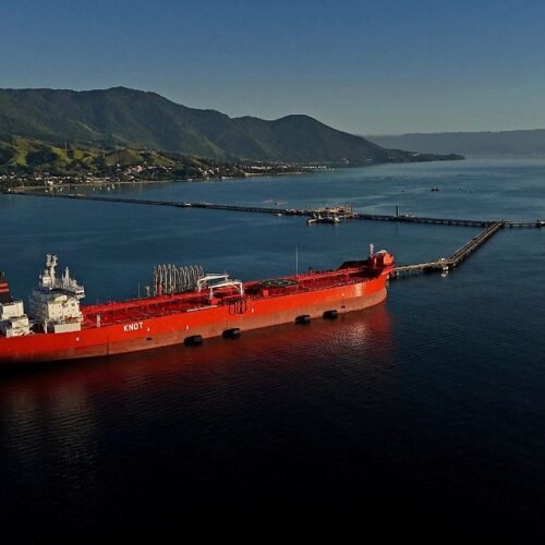 Precios del petróleo aumentan más de 4%