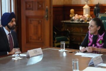 Sheinbaum se reúne por primera vez con el presidente del Banco Mundial 
