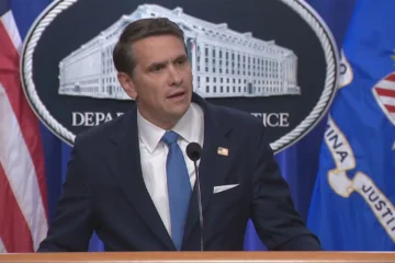 Fiscal general interino de EEUU reconoce errores en publicación de archivos de Epstein