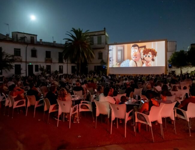 Sillas, pipas y bocatas: la lucha de Córdoba para mantener vivos sus cines de verano