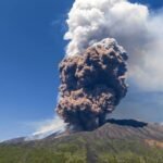 Volcán Etna vuelve a entrar en erupción y obliga a suspender temporalmente vuelos en Sicilia