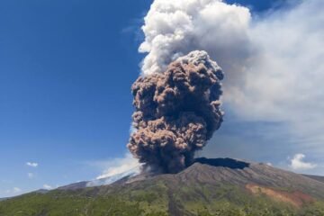 Volcán Etna vuelve a entrar en erupción y obliga a suspender temporalmente vuelos en Sicilia