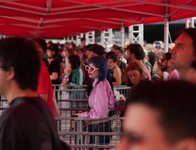Prohibición de entrar con bebida, gastos de gestión… sanción de 320.000 euros al organizador de Reggaeton Beach Festival por prácticas abusivas