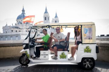 Recorrer la ciudad en versión exprés: el “safari urbano” de los tuk tuk