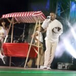 Si Bad Bunny no va a tu pueblo, tu pueblo va a Bad Bunny: orquestas con Casita, discotecas móviles y famosos revolucionan las verbenas