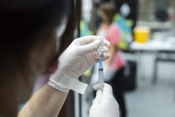 OMS cuestiona giro de Trump en vacunas infantiles y advierte riesgos por retrasar o modificar el calendario