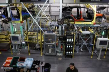 Producción de autos en México liga tres meses a la baja