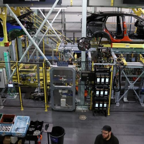 Producción de autos en México liga tres meses a la baja