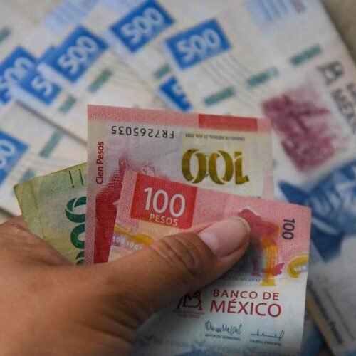 Peso cierra estable en 17.02 por dólar; continúa cerca de su mejor nivel