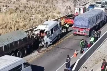 Trece muertos deja choque de minivan contra camión en carretera del sur de Perú