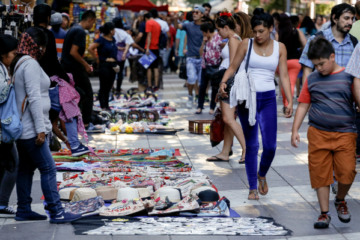 Más de 2,5 millones de personas trabajan en la informalidad en Chile: tasa sube al 27%