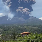 Aeropuerto italiano de Catania vuelve a restringir vuelos por la actividad del volcán Etna