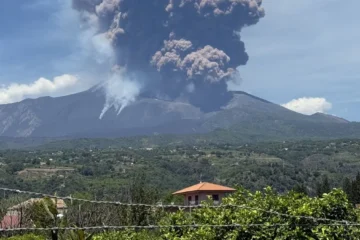 Aeropuerto italiano de Catania vuelve a restringir vuelos por la actividad del volcán Etna