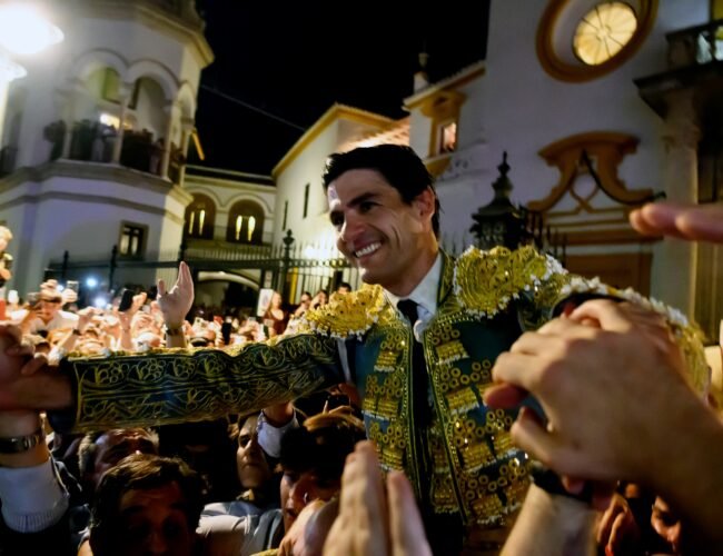 Pablo Aguado enamoró a Sevilla y salió (sin mérito) por la Puerta del Príncipe