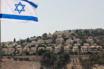 Más de 100 colonos israelíes atacan aldea en Cisjordania e impiden a familia palestina regresar a su hogar