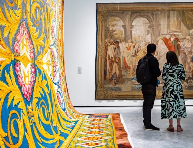 De los tapices barrocos a bordados sobre manifiestos feministas: las múltiples dimensiones del arte textil