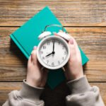 Académico plantea eliminar cambio de hora y advierte efectos en salud y desigualdad territorial